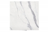 Glänzender Statuario Marmor mit diagonalen grauen Linien