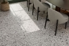 Klassischer venezianischer Terrazzoboden grau und schwarz
