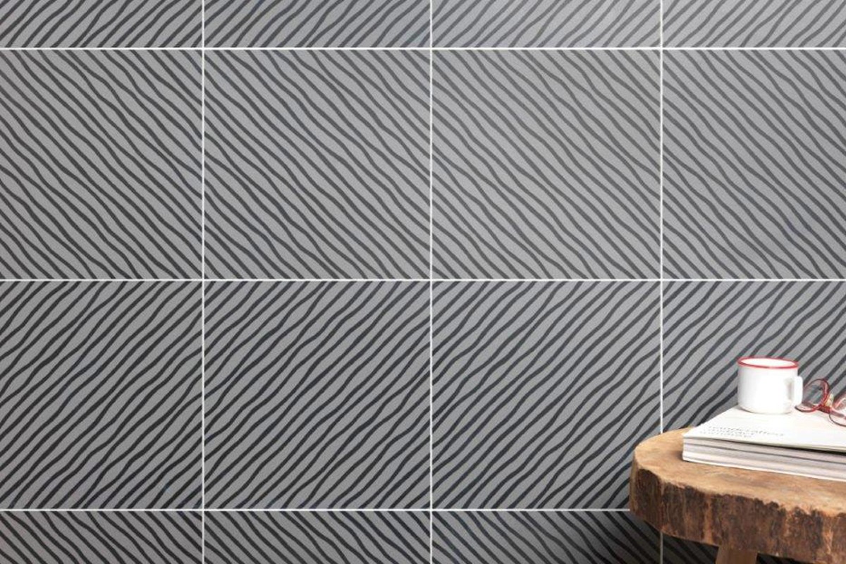 Hypnotic strip tiles - black and grey