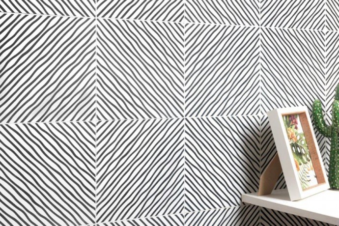 Hypnotic strip tiles - black and white