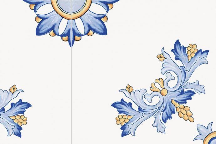 Dekorierte Fliese im Retro - Stil mit blauen Blumen
