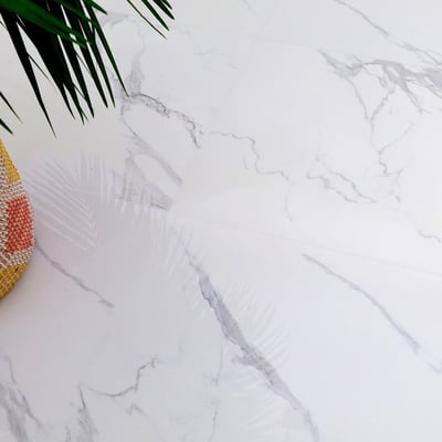 Marbre Statuario avec veines grises