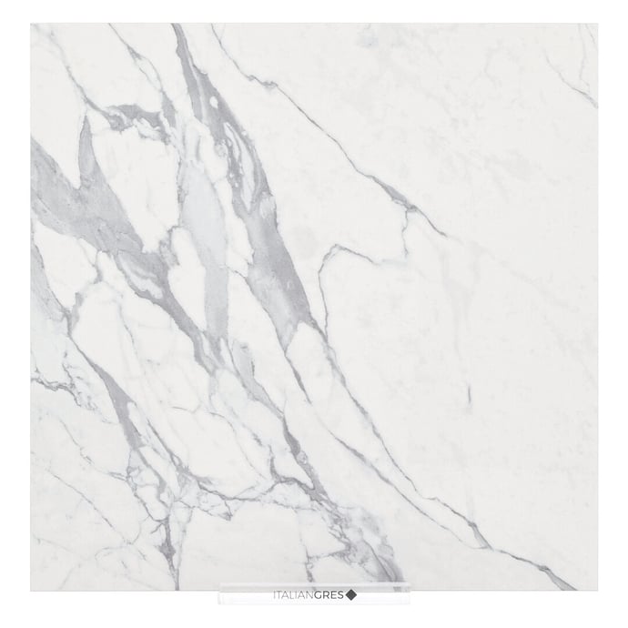 Glänzender Statuario Marmor mit diagonalen grauen Linien