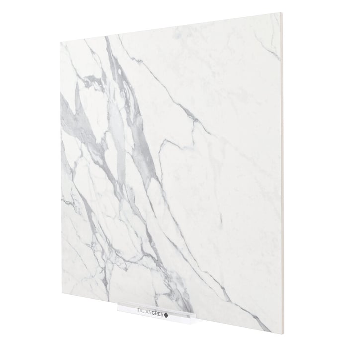 Glänzender Statuario Marmor mit diagonalen grauen Linien