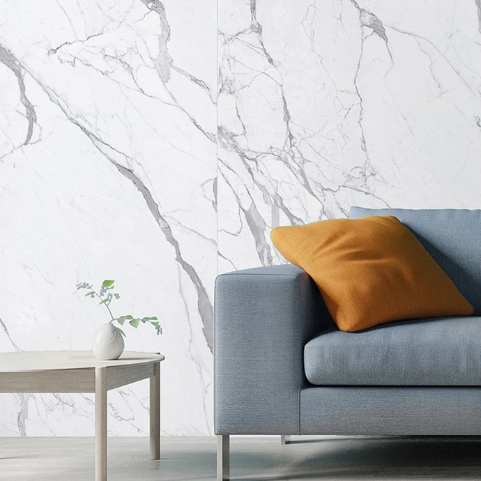 Glänzender Statuario Marmor mit diagonalen grauen Linien