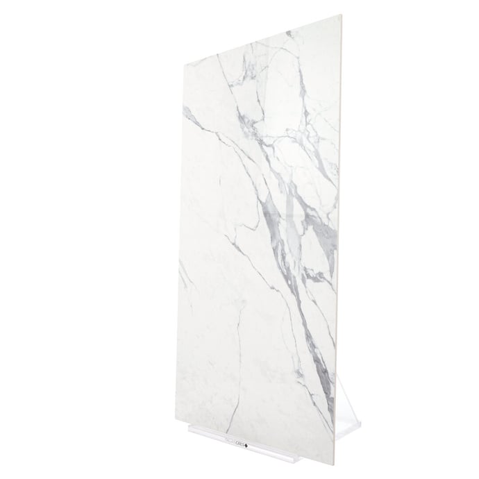 Glänzender Statuario Marmor mit diagonalen grauen Linien