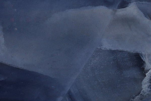 Glänzender dunkelblau marmor