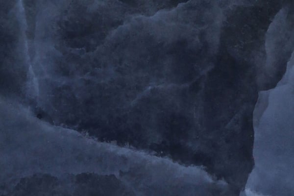 Glänzender dunkelblau marmor