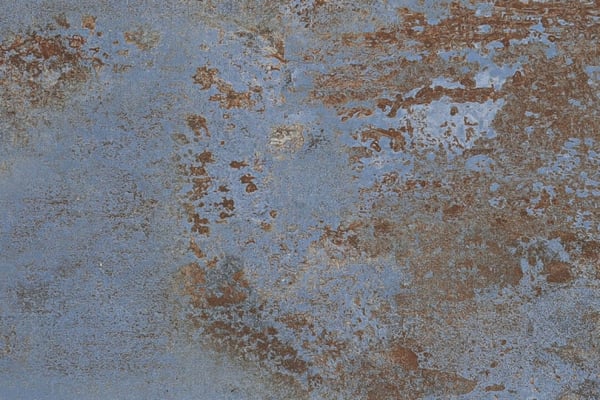 Feinsteinzeug mit blauer Metalloptik